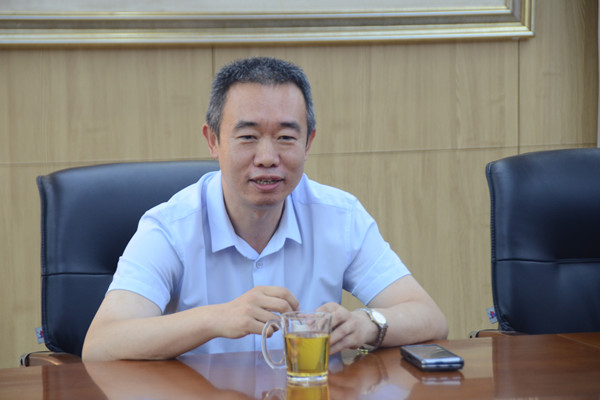 學(xué)校黨總支書記、校長馬海峰為退休教師送上祝福_副本.jpg