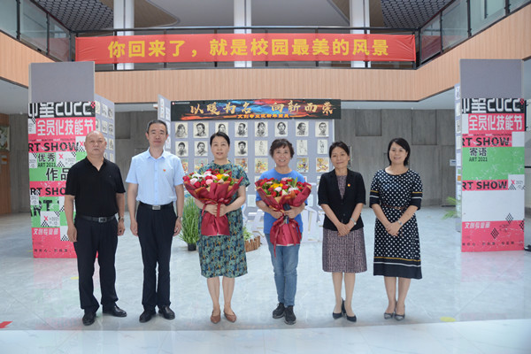 在實訓(xùn)中心合影留念_副本.jpg