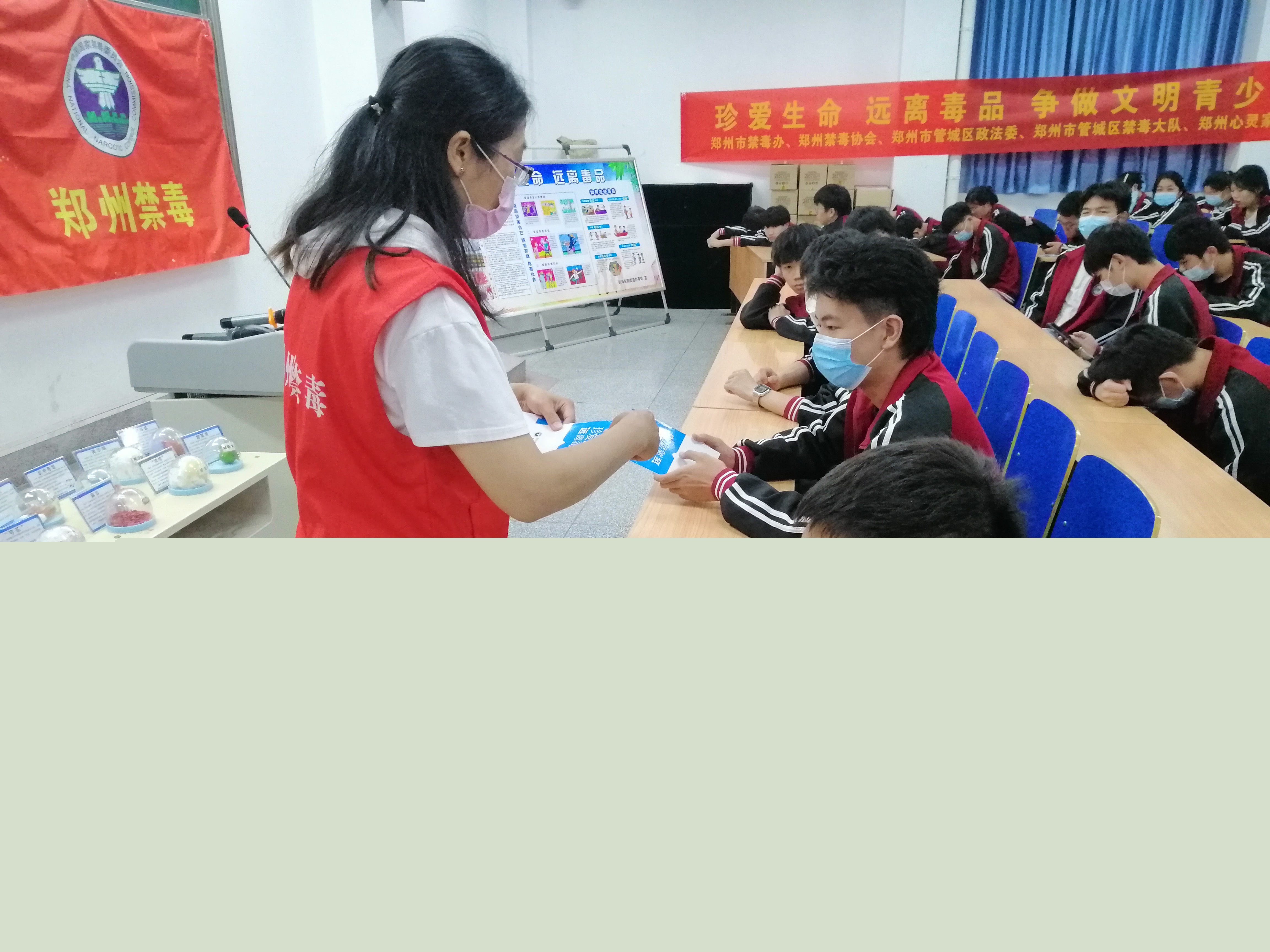為同學(xué)們發(fā)放禁毒宣傳頁(yè).jpg