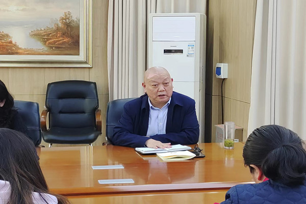 學(xué)校紀(jì)檢委員、工會主席張震做廉政提醒.jpg