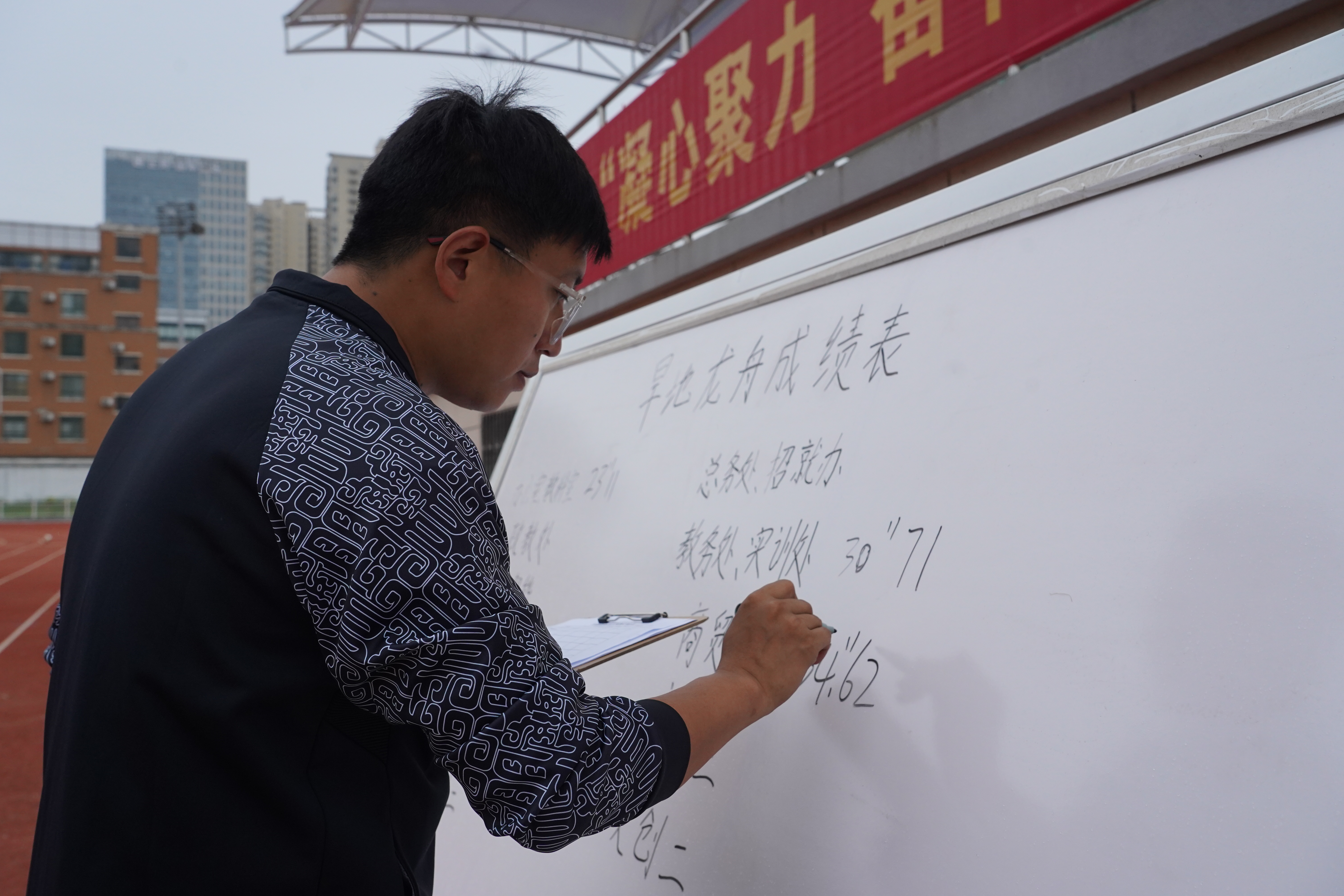 裁判員進(jìn)行現(xiàn)場成績排名.JPG