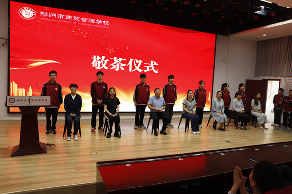 學(xué)生為輔導(dǎo)教師敬茶_副本.jpg